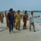 Gubernur Sumbar Mahyeldi Ansharullah mengunjungi nelayan di Pasir Tiku, Nagari Tiku Selatan, Kecamatan Tanjung Mutiara, Kabupaten Agam, Senin (21/9/2026). (Foto: Adpsb)