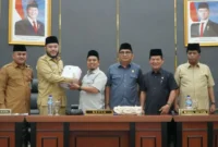Wali Kota Padang Fadly Amran menyampaikan Nota Keuangan dan Ranperda APBD Padang 2027 di Ruang Sidang Utama Kantor DPRD Padang, Senin (14/9/2026). (Foto: Pemko Padang)