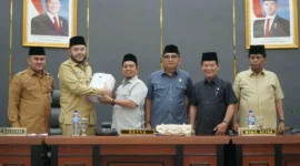 Wali Kota Padang Fadly Amran menyampaikan Nota Keuangan dan Ranperda APBD Padang 2027 di Ruang Sidang Utama Kantor DPRD Padang, Senin (14/9/2026). (Foto: Pemko Padang)
