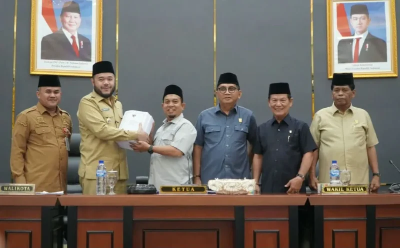 Wali Kota Padang Fadly Amran menyampaikan Nota Keuangan dan Ranperda APBD Padang 2027 di Ruang Sidang Utama Kantor DPRD Padang, Senin (14/9/2026). (Foto: Pemko Padang)