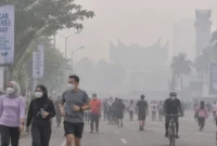 Ilustrasi olahraga saat kabut asap. (Foto: AI Generated)