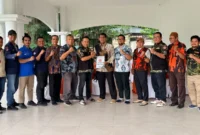 Sejumlah Ormas, OKP, Orsos dan elemen masyarakat saat silaturahmi bersama Sekretaris Perusahaan PT Semen Padang, Win Bernadino di Club House PT Semen Padang.