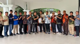 Sejumlah Ormas, OKP, Orsos dan elemen masyarakat saat silaturahmi bersama Sekretaris Perusahaan PT Semen Padang, Win Bernadino di Club House PT Semen Padang.