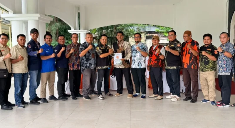 Sejumlah Ormas, OKP, Orsos dan elemen masyarakat saat silaturahmi bersama Sekretaris Perusahaan PT Semen Padang, Win Bernadino di Club House PT Semen Padang.