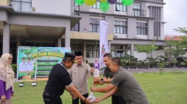 Wali Kota Payakumbuh Zulmaeta meluncurkan Program PETANI BERDASI dan GraNILA JARWO di halaman Kantor Wali Kota Payakumbuh. (Foto: MC Payakumbuh)