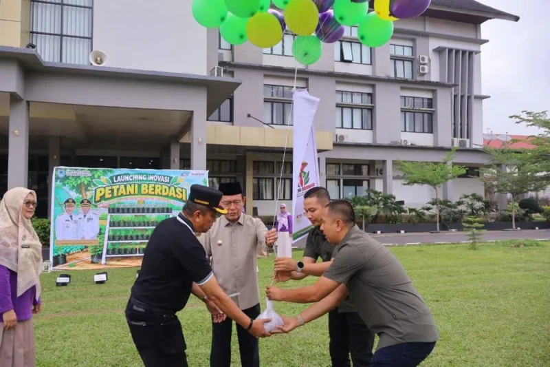 Wali Kota Payakumbuh Zulmaeta meluncurkan Program PETANI BERDASI dan GraNILA JARWO di halaman Kantor Wali Kota Payakumbuh. (Foto: MC Payakumbuh)