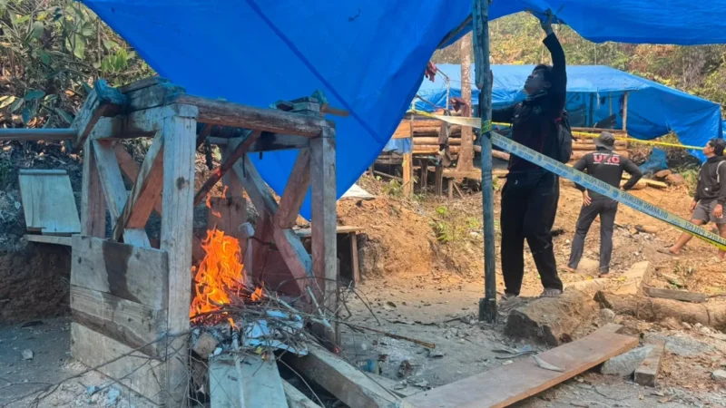 Polres Solsel menertibkan tambang emas ilegal di Sungai Batang Hari dan membongkar peralatan PETI yang ditinggalkan pekerja. (Foto: Polda Sumbar)