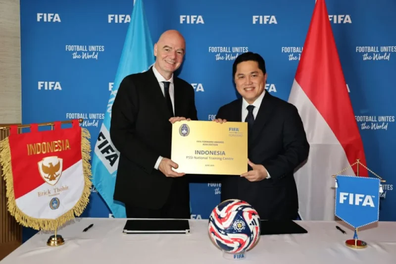 Ketua Umum PSSI Erick Thohir bersama Presiden FIFA Gianni Infantino. (Foto: PSSI)