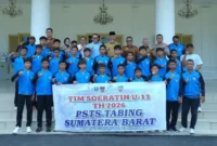 Gubernur Sumbar Mahyeldi melepas tim PSTS Tabing U-13 yang akan mewakili Sumbar pada Piala Soeratin tingkat regional di Palembang. (Foto: Adpsb)