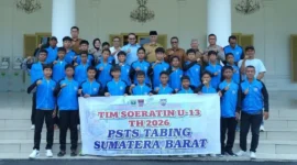 Gubernur Sumbar Mahyeldi melepas tim PSTS Tabing U-13 yang akan mewakili Sumbar pada Piala Soeratin tingkat regional di Palembang. (Foto: Adpsb)