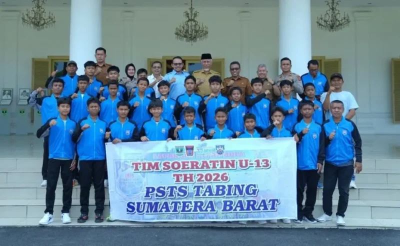 Gubernur Sumbar Mahyeldi melepas tim PSTS Tabing U-13 yang akan mewakili Sumbar pada Piala Soeratin tingkat regional di Palembang. (Foto: Adpsb)