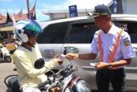 Petugas PT KAI Divre II Sumbar menggelar edukasi keselamatan di perlintasan kereta api. (Foto: KAI Divre II Sumbar)
