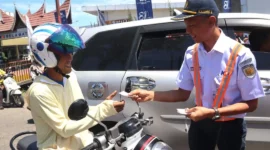 Petugas PT KAI Divre II Sumbar menggelar edukasi keselamatan di perlintasan kereta api. (Foto: KAI Divre II Sumbar)