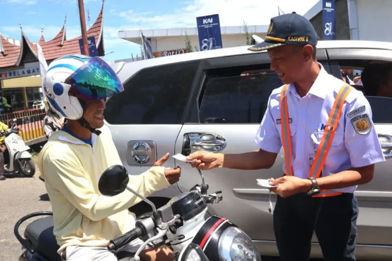 Petugas PT KAI Divre II Sumbar menggelar edukasi keselamatan di perlintasan kereta api. (Foto: KAI Divre II Sumbar)