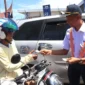 Petugas PT KAI Divre II Sumbar menggelar edukasi keselamatan di perlintasan kereta api. (Foto: KAI Divre II Sumbar)