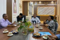 Kakan Kemenag Pesisir Selatan, Yufrizal (kanan depan) bersama Ketua PWI Pesisir Selatan, Robby Oktora Romanza (kiri depan) dan pengurus PWI lainnya di ruang kerja Kakan Kemenag. (Foto: Dok. Niks)