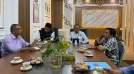 Kakan Kemenag Pesisir Selatan, Yufrizal (kanan depan) bersama Ketua PWI Pesisir Selatan, Robby Oktora Romanza (kiri depan) dan pengurus PWI lainnya di ruang kerja Kakan Kemenag. (Foto: Dok. Niks)
