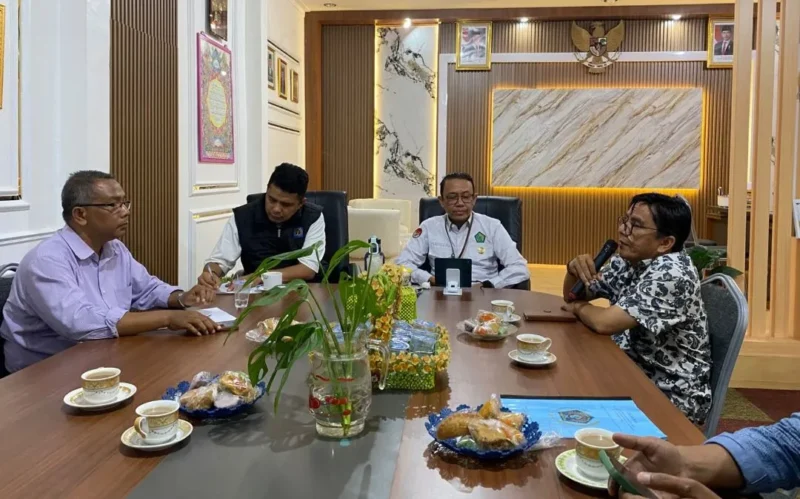 Kakan Kemenag Pesisir Selatan, Yufrizal (kanan depan) bersama Ketua PWI Pesisir Selatan, Robby Oktora Romanza (kiri depan) dan pengurus PWI lainnya di ruang kerja Kakan Kemenag. (Foto: Dok. Niks)