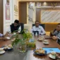 Kakan Kemenag Pesisir Selatan, Yufrizal (kanan depan) bersama Ketua PWI Pesisir Selatan, Robby Oktora Romanza (kiri depan) dan pengurus PWI lainnya di ruang kerja Kakan Kemenag. (Foto: Dok. Niks)