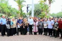 Wali Kota Padang Fadly Amran melepas 312 mahasiswa UNES-AAI sebagai Tim Verifikator Lapangan Padang Rancak Award Sesi II 2026 di Halaman Rektorat Kampus UNES-AAI, Rabu (10/9/2026). (Foto: Pemko Padang)