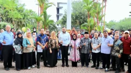 Wali Kota Padang Fadly Amran melepas 312 mahasiswa UNES-AAI sebagai Tim Verifikator Lapangan Padang Rancak Award Sesi II 2026 di Halaman Rektorat Kampus UNES-AAI, Rabu (10/9/2026). (Foto: Pemko Padang)