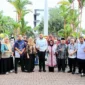 Wali Kota Padang Fadly Amran melepas 312 mahasiswa UNES-AAI sebagai Tim Verifikator Lapangan Padang Rancak Award Sesi II 2026 di Halaman Rektorat Kampus UNES-AAI, Rabu (10/9/2026). (Foto: Pemko Padang)