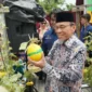 Wakil Wali Kota Padang Maigus Nasir panen melon di KUBE Mego Hydrofarm Indonesia, Kelurahan Pisang, Kecamatan Pauh, Kamis (24/9/2026). (Foto: Pemko Padang)