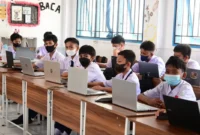 Para siswa memakai masker saat proses belajar mengajar di sekolah. (Foto: Pemko Padang)