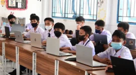Para siswa memakai masker saat proses belajar mengajar di sekolah. (Foto: Pemko Padang)