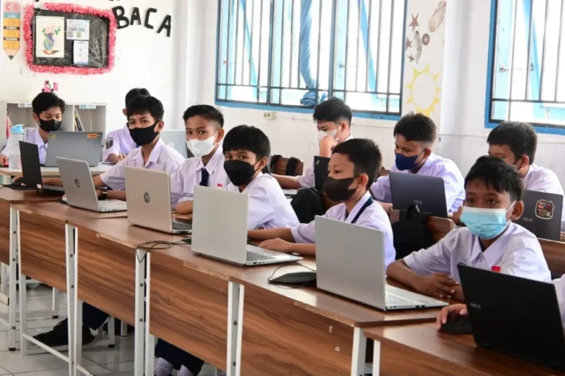 Para siswa memakai masker saat proses belajar mengajar di sekolah. (Foto: Pemko Padang)