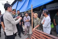 Wali Kota Payakumbuh Zulmaeta saat berdialog dengan pedagang Pasar Payakumbuh Blok Barat. (Foto: MC Payakumbuh)