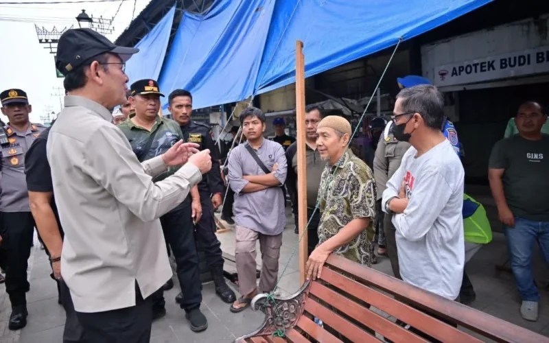 Wali Kota Payakumbuh Zulmaeta saat berdialog dengan pedagang Pasar Payakumbuh Blok Barat. (Foto: MC Payakumbuh)