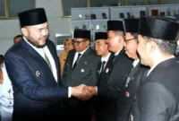 Wali Kota Padang Fadly Amran menyalami pejabat yang dilantik. (Foto: Pemko Padang)