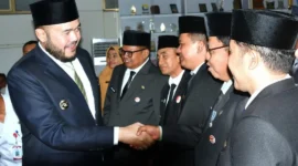 Wali Kota Padang Fadly Amran menyalami pejabat yang dilantik. (Foto: Pemko Padang)