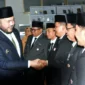 Wali Kota Padang Fadly Amran menyalami pejabat yang dilantik. (Foto: Pemko Padang)