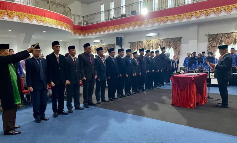 Bupati Pasbar Yulianto melantik 15 Pejabat Eselon II di lingkungan Pemkab Pasbar, Kamis (17/9). (Foto: Diskominfo Pasbar)