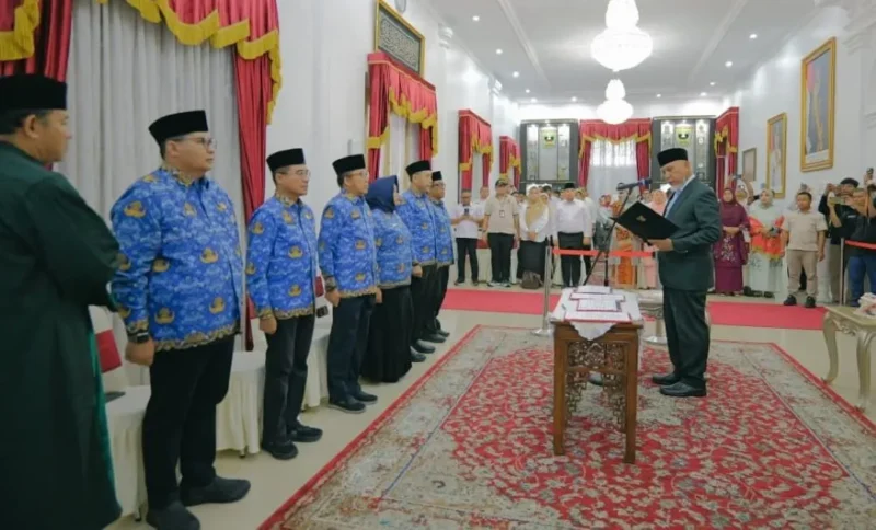 Gubernur Sumbar Mahyeldi Ansharullah melantik enam Pejabat Pimpinan Tinggi (JPT) Pratama di Istana Gubernuran, Rabu (2/9/2026). (Foto: ADPSB)