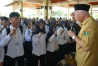Gubernur Sumbar Mahyeldi Ansharullah melepas keberangkatan penerima beasiswa di BIM, Senin (21/9/2026). (Foto: Adpsb)