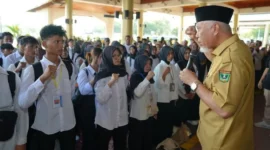Gubernur Sumbar Mahyeldi Ansharullah melepas keberangkatan penerima beasiswa di BIM, Senin (21/9/2026). (Foto: Adpsb)