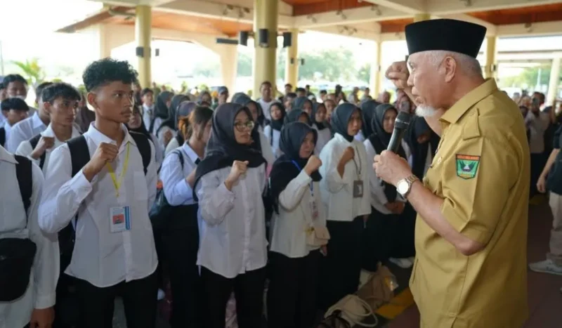 Gubernur Sumbar Mahyeldi Ansharullah melepas keberangkatan penerima beasiswa di BIM, Senin (21/9/2026). (Foto: Adpsb)