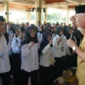 Gubernur Sumbar Mahyeldi Ansharullah melepas keberangkatan penerima beasiswa di BIM, Senin (21/9/2026). (Foto: Adpsb)