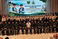 Wagub Sumbar Vasko Ruseimy melepas kafilah Sumbar mengikuti MTQ Nasional ke-XXXI di Semarang. (Foto: ADPSB)