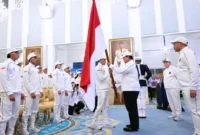 Presiden Prabowo menyerahkan Bendera Merah Putih kepada atlet panjat tebing Veddriq Leonardo, peraih medali emas Olimpiade Paris 2024. (Foto: BPMI Septres)