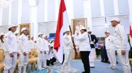 Presiden Prabowo menyerahkan Bendera Merah Putih kepada atlet panjat tebing Veddriq Leonardo, peraih medali emas Olimpiade Paris 2024. (Foto: BPMI Septres)