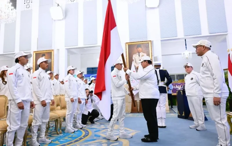 Presiden Prabowo menyerahkan Bendera Merah Putih kepada atlet panjat tebing Veddriq Leonardo, peraih medali emas Olimpiade Paris 2024. (Foto: BPMI Septres)
