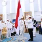 Presiden Prabowo menyerahkan Bendera Merah Putih kepada atlet panjat tebing Veddriq Leonardo, peraih medali emas Olimpiade Paris 2024. (Foto: BPMI Septres)