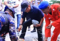 Bupati Padang Pariaman John Kenedy Azis saat peletakan batu pertama pembangunan Pos Kapal Patroli Wilayah Hukum Polres Padang Pariaman di Pantai Tiram, Sabtu (12/9/2026). (Foto: Kominfo Padang Pariaman)