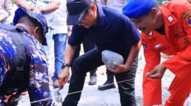 Bupati Padang Pariaman John Kenedy Azis saat peletakan batu pertama pembangunan Pos Kapal Patroli Wilayah Hukum Polres Padang Pariaman di Pantai Tiram, Sabtu (12/9/2026). (Foto: Kominfo Padang Pariaman)