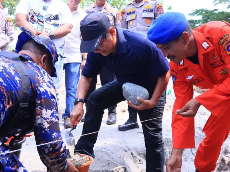 Bupati Padang Pariaman John Kenedy Azis saat peletakan batu pertama pembangunan Pos Kapal Patroli Wilayah Hukum Polres Padang Pariaman di Pantai Tiram, Sabtu (12/9/2026). (Foto: Kominfo Padang Pariaman)