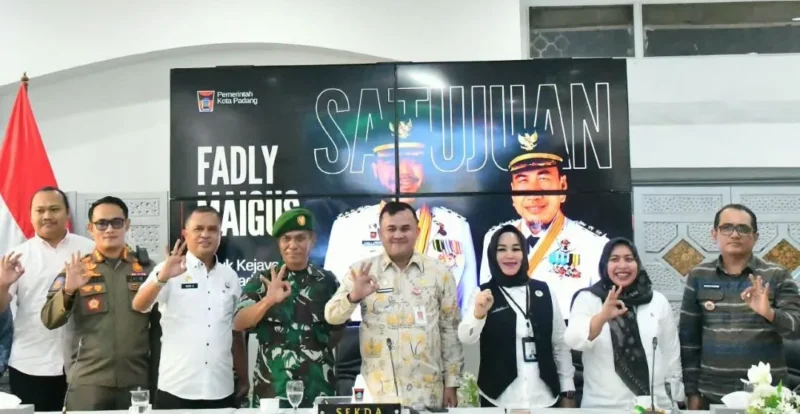 Sekda Kota Padang, Raju Minropa mengikuti peluncuran Program Kampung Redam secara daring di Gedung Putih, Kediaman Resmi Wali Kota, Rabu (30/9/2026). (Foto: Pemko Padang)